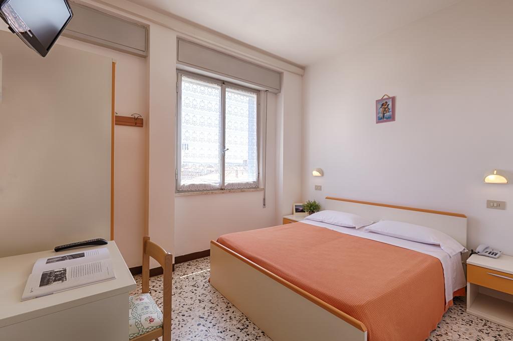 Hotel Dinarica Marotta Eksteriør bilde